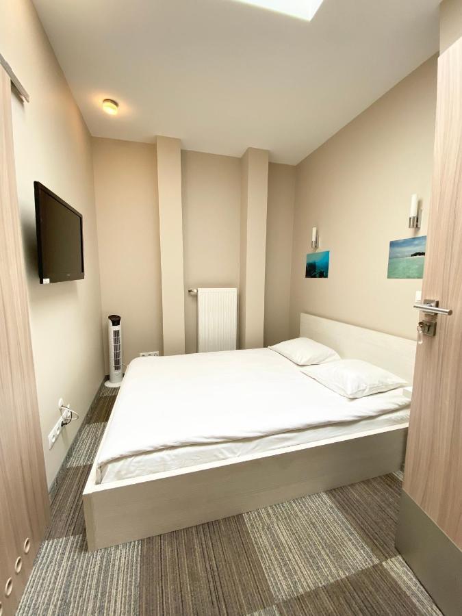 Hostel Promenada Rzeszow Bagian luar foto