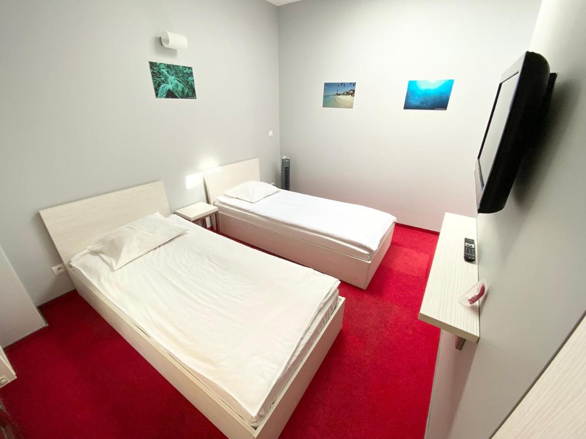 Hostel Promenada Rzeszow Bagian luar foto